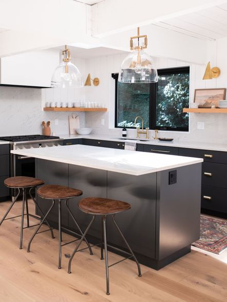 The kitchen was designed to have a modern and minimalistic feel. Clean lines and a concise color palette was the key to success.